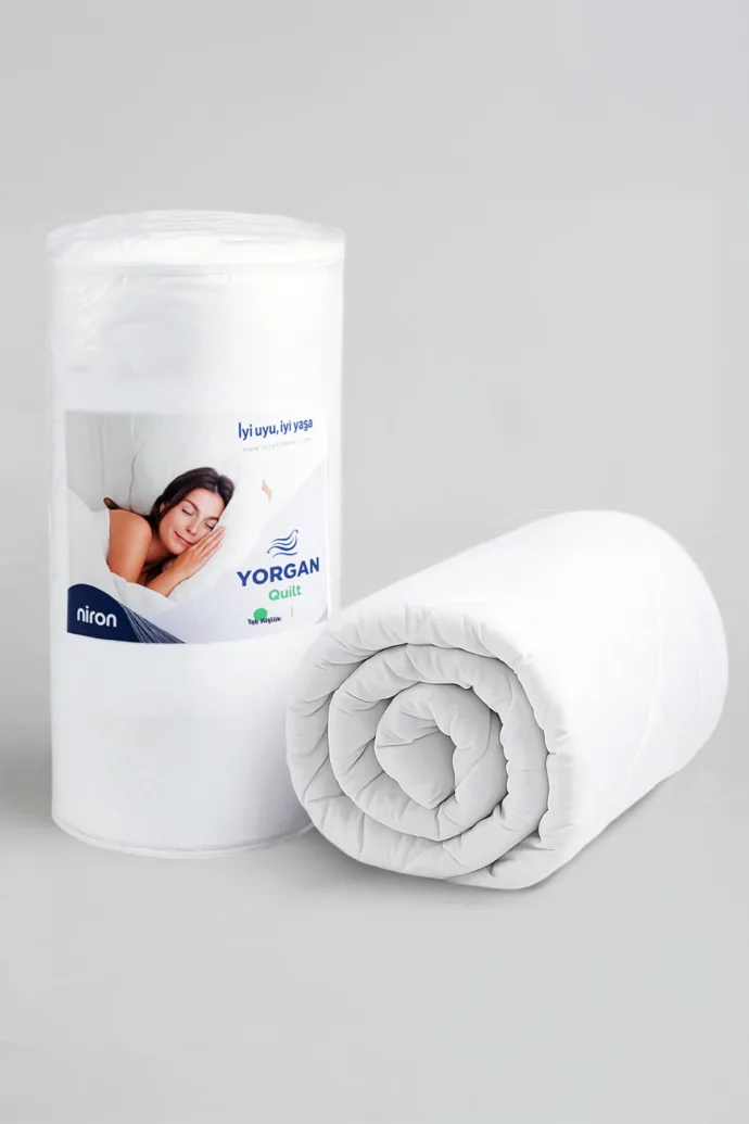 Yumuşak dokusu, hafifliği ve nefes alabilir yapısıyla Niron Tek Kişilik Yorgan, dört mevsim rahat bir uyku deneyimi sunar. %100 mikrofiber üst yüzeyi ve silikon elyaf dolgusu sayesinde hem yumuşak hem hijyeniktir.